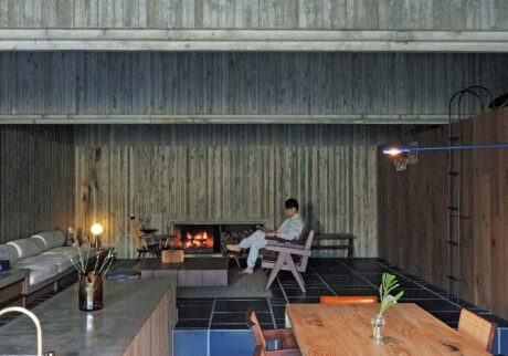 PC010032 | 建築家・谷尻誠さんの自邸。洞窟のような奥行きのあるつくりで、自然光
の入り方、炎や照明の使い方によって、陰影がコントロールされている。