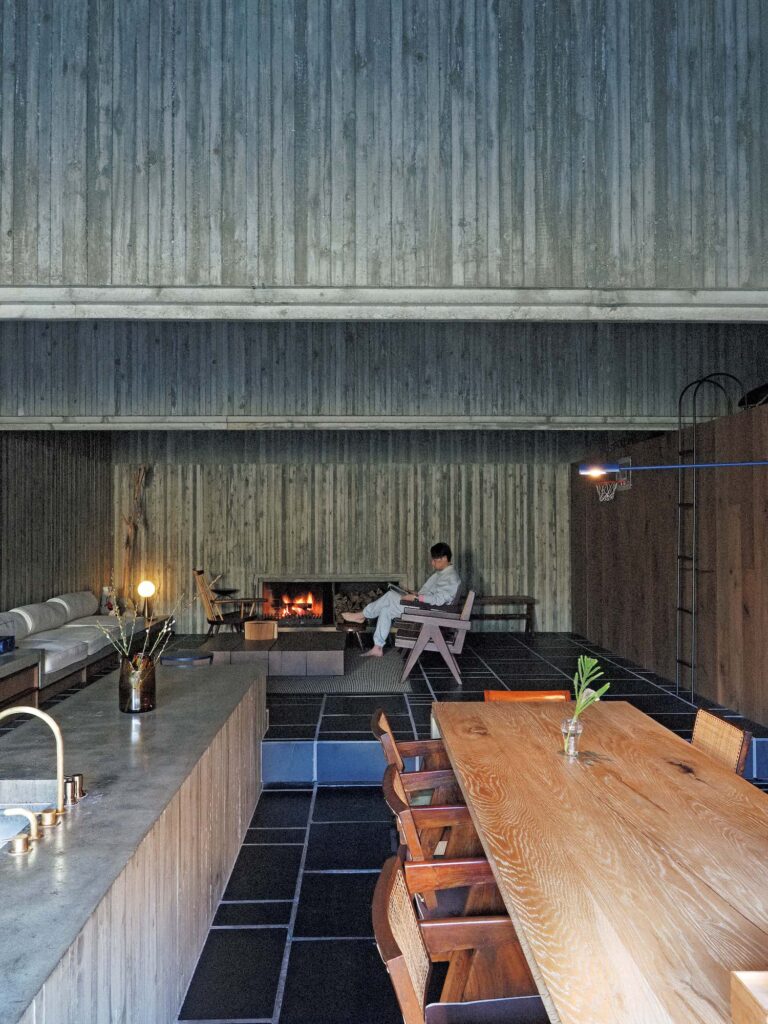 PC010032 | 建築家・谷尻誠さんの自邸。洞窟のような奥行きのあるつくりで、自然光
の入り方、炎や照明の使い方によって、陰影がコントロールされている。 PC010032