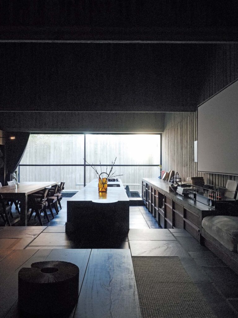 北側の窓の先はテラスになり、屋外風呂も設置されている。どこにいても視線が同じ高さになるよう床のレベルを計算。 北側の窓の先はテラスになり、屋外風呂も設置されている。どこにいても視線が同じ高さになるよう床のレベルを計算。