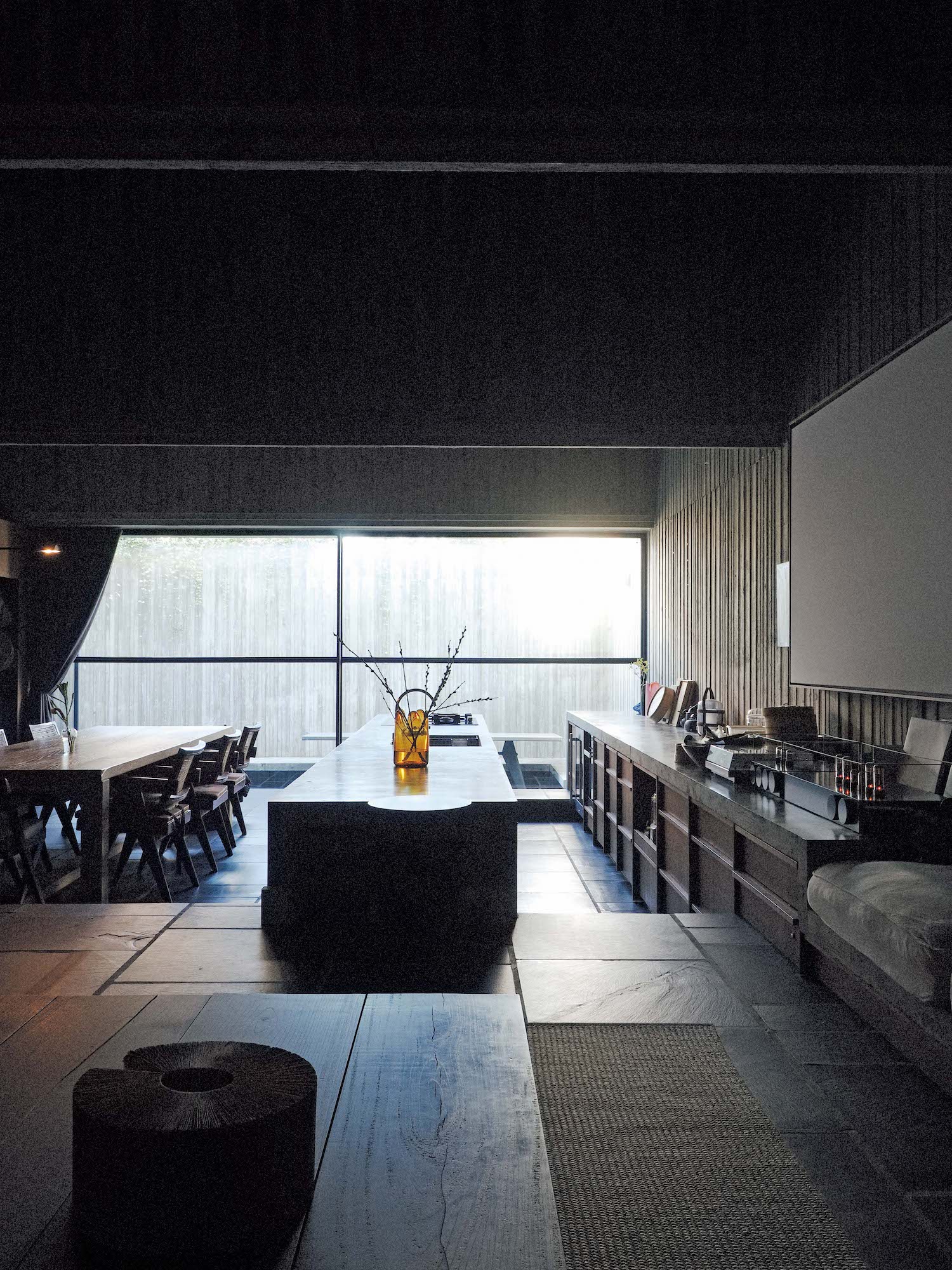 北側の窓の先はテラスになり、屋外風呂も設置されている。どこにいても視線が同じ高さになるよう床のレベルを計算。