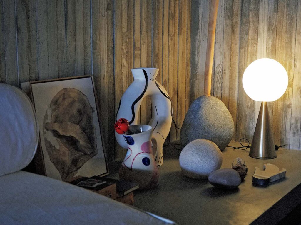 PC010098 | コーナーに置かれたテーブルライトは、ジオ・ポンティのデザインによる「Bilia Table Lamp」。 PC010098 | コーナーに置かれたテーブルライトは、ジオ・ポンティのデザインによる「Bilia Table Lamp」。