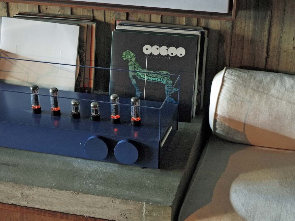 PC010087 | 自作の真空管アンプ。壁に3 か所、スピーカーが埋め込まれ、音の響きの良さは格別。音楽を楽しむ空間でもある。 PC010087 | 自作の真空管アンプ。壁に3 か所、スピーカーが埋め込まれ、音の響きの良さは格別。音楽を楽しむ空間でもある。