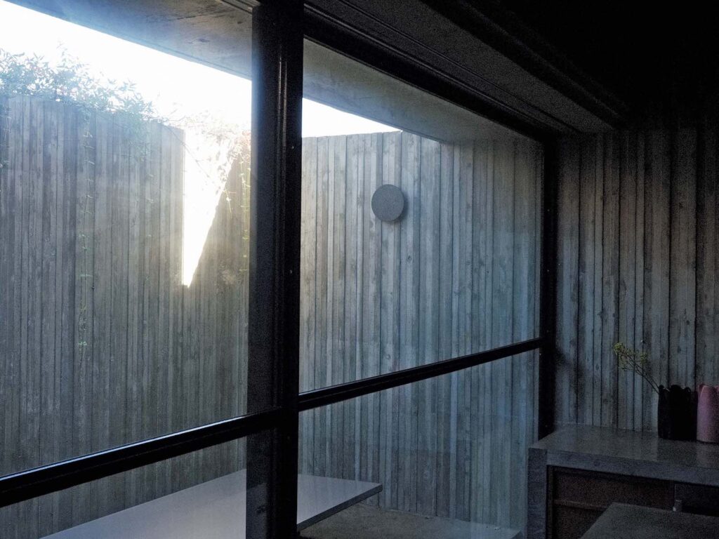 PC010065 | テラスの壁に光が差し込む。その刻々と変わっていく動きを眺めているだけでも時間を忘れてしまいそうだ。 PC010065 | テラスの壁に光が差し込む。その刻々と変わっていく動きを眺めているだけでも時間を忘れてしまいそうだ。