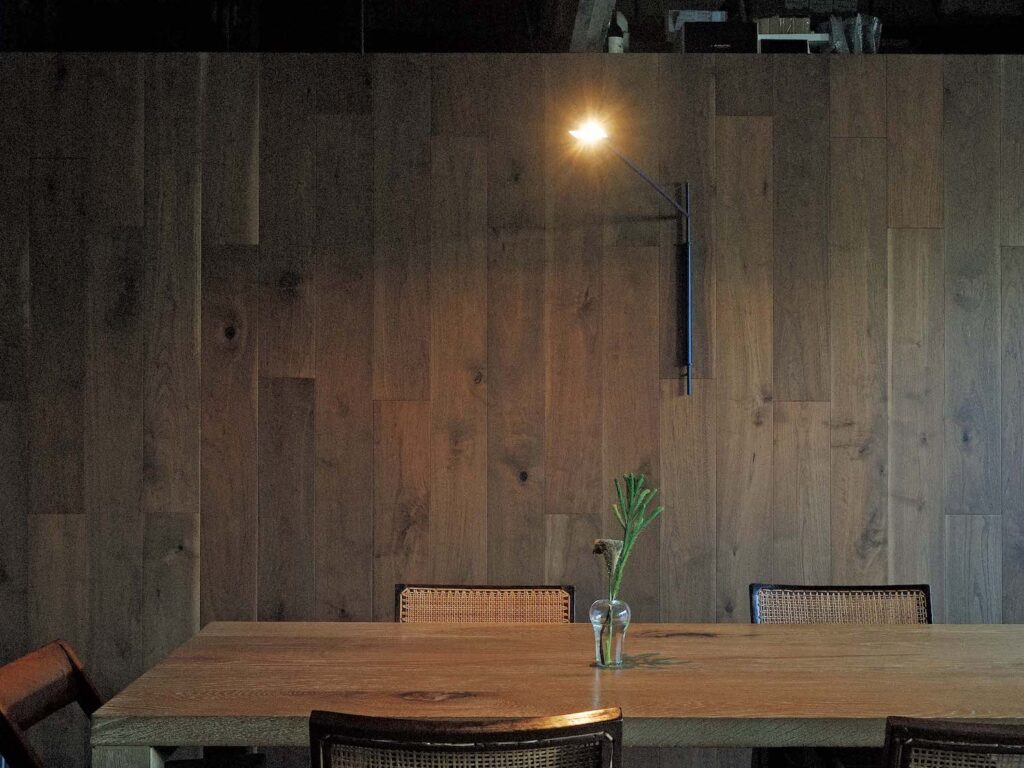 PC010074 | ダイニングの上に来るように設置された可動式の壁掛け照明は、谷尻さんのオリジナルデザイン。 PC010074 | ダイニングの上に来るように設置された可動式の壁掛け照明は、谷尻さんのオリジナルデザイン。