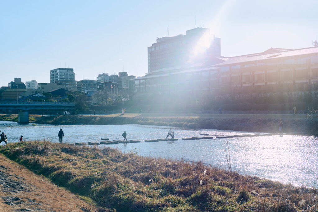 街中から北へ鴨川を上がると少しずつ人がまばらになり、落ち着きを取り戻す川辺。夷川飛び石を楽しそうに渡る人々を眺めていると、京都に来たのだと実感すると同時に、せわしない気持ちが凪いでいく。
