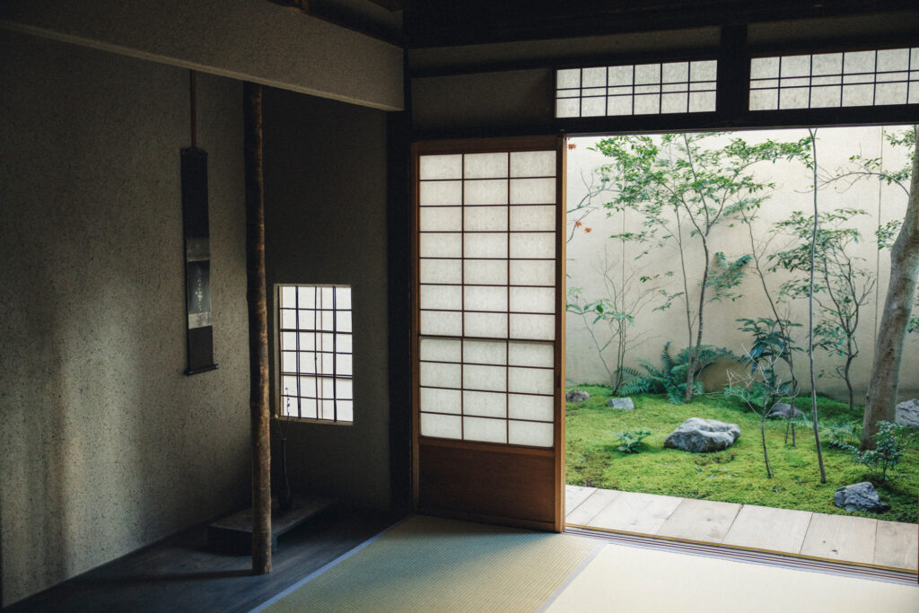 銀閣寺や京都大学などがある吉田エリアにオープンしたギャラリー「風光」。築100年余の町家を改装し、静謐さと余白を漂わせる空間に、刻々と移ろう光が陰影を添える。