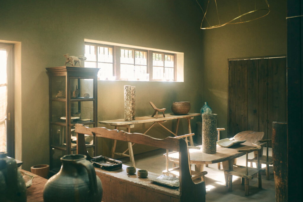 大徳寺エリアに構える『カンカカリ』では、国内や西洋の古物から現代作家の作品まで、場所や時代を超えながらも親和性の高いものをセレクト。撮影時には日本のカゴ『Light & Will』の展示が。 | 大徳寺エリアに構える『カンカカリ』では、国内や西洋の古物から現代作家の作品まで、場所や時代を超えながらも親和性の高いものをセレクト。撮影時には日本のカゴ『Light & Will』の展示が。