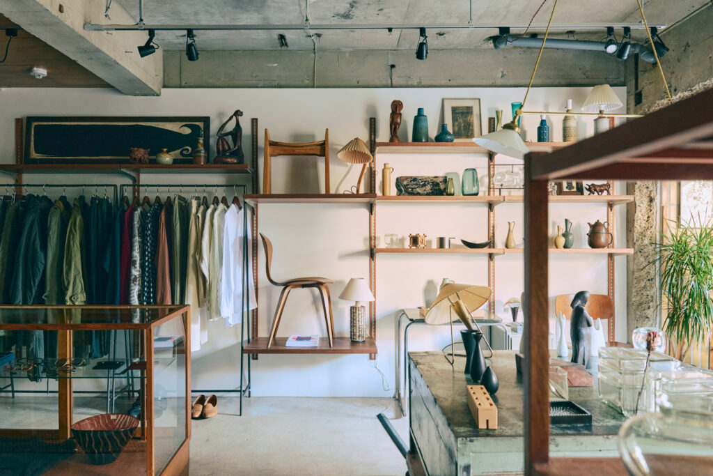 鴨川から冷泉通を上がる。人気の北欧雑貨店『歩く鳥』のスピンオフとして誕生した『フォーム 歩く鳥』には、エリック・ホグランら作家物の貴重なヴィンテージ品がずらり。