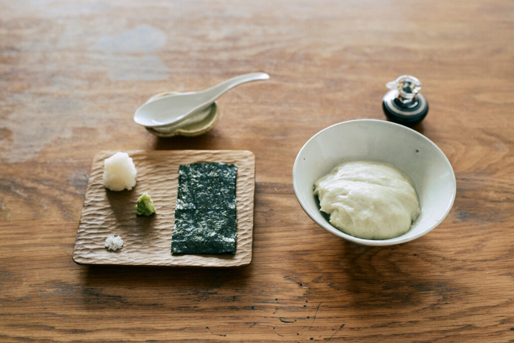 2025年から大徳寺エリアに店を構えるそば店『木陰』。十割そばがおいしいのはもちろんのこと、隠れた名物が餅のような食感のそばがき。まずは塩で、後半はのりと醤油で。