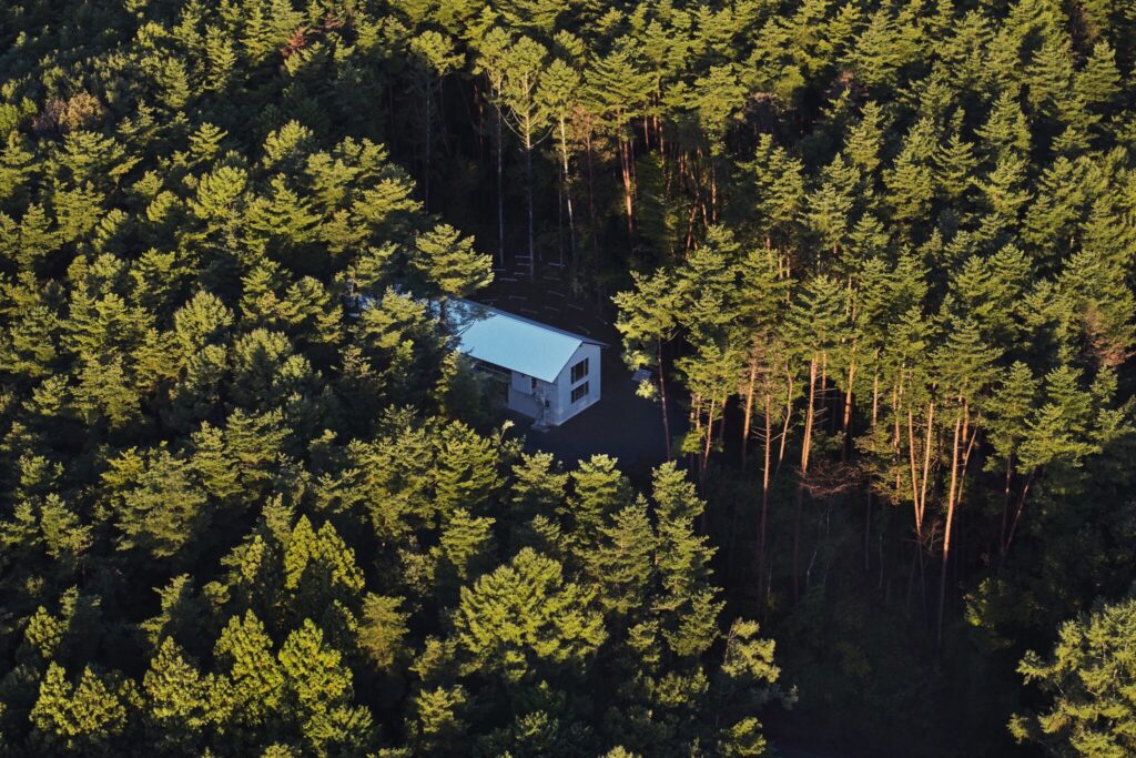 5月3日 (日) 、山の奥で聴く、音楽イベント「山に潮騒」が開催。 山梨県北杜市の『listude 森のホール』にて。