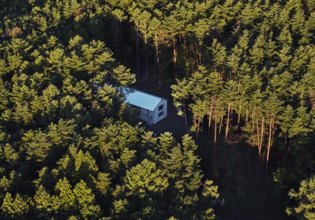 5月3日 (日) 、山の奥で聴く、音楽イベント「山に潮騒」が開催。 山梨県北杜市の『listude 森のホール』にて。