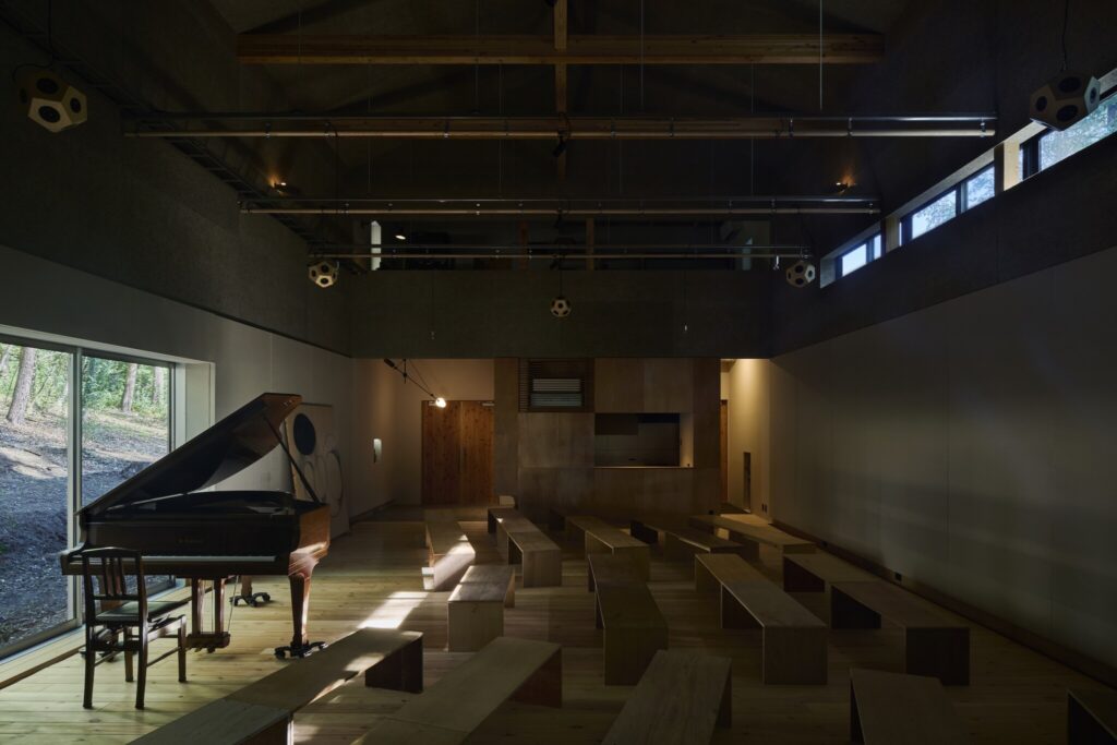 5月3日 (日) 、山の奥で聴く、音楽イベント「山に潮騒」が開催。 山梨県北杜市の『listude 森のホール』にて。