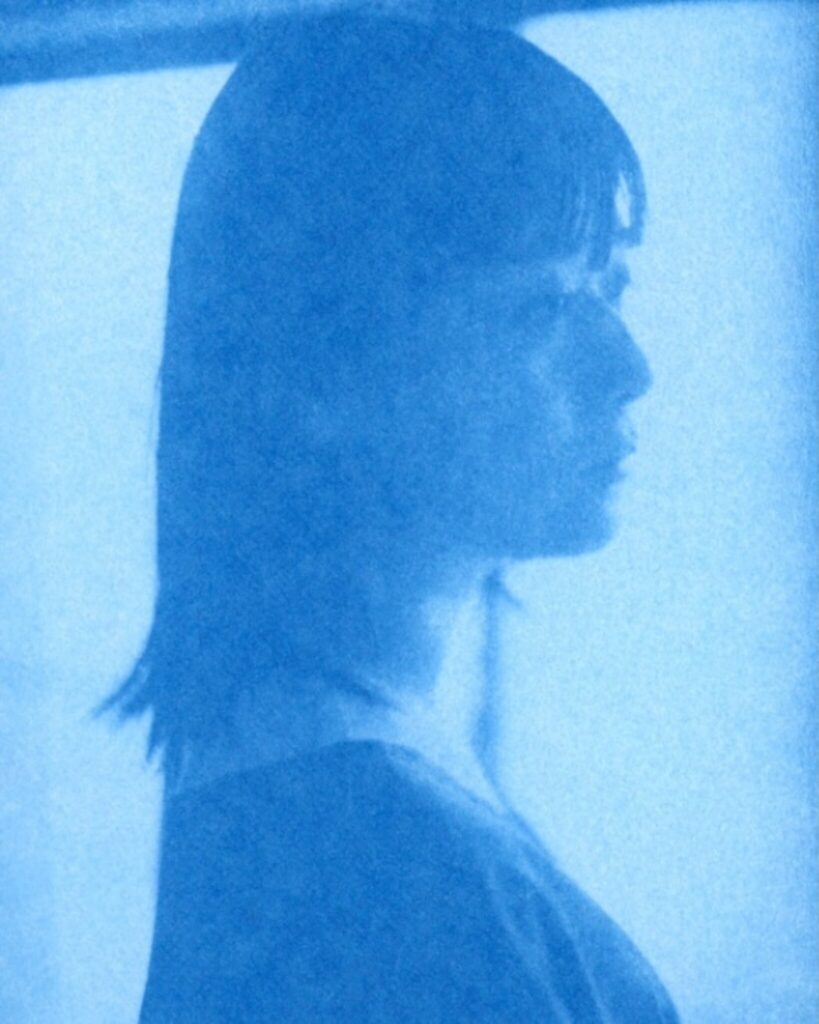 5月3日 (日) 、山の奥で聴く、音楽イベント「山に潮騒」が開催。 山梨県北杜市の『listude 森のホール』にて。 | シンガーソングライター・浮（ぶい）。
米山ミサによるソロプロジェクト。2018年頃より、ガットギターの弾き語りで活動を開始。全国各地を巡り、歌っている。