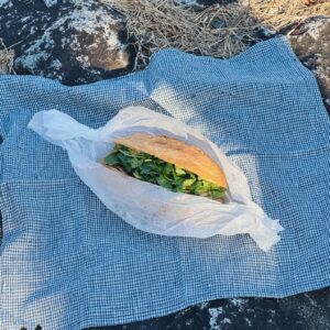 僕は鴨川でサンドイッチが食べたい。編集後記「京都、ローカルガイド」鴨川の夷川飛び石あたりからほど近いテイクアウト専門店『120gバインミー京都』。盛り盛りのパクチーの爽やかな香りが最高です。誌面でも紹介していますのでぜひご覧ください。 | 鴨川の夷川飛び石あたりからほど近いテイクアウト専門店『120gバインミー京都』。盛り盛りのパクチーの爽やかな香りが最高です。誌面でも紹介していますのでぜひご覧ください。