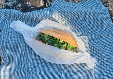 僕は鴨川でサンドイッチが食べたい。編集後記「京都、ローカルガイド」鴨川の夷川飛び石あたりからほど近いテイクアウト専門店『120gバインミー京都』。盛り盛りのパクチーの爽やかな香りが最高です。誌面でも紹介していますのでぜひご覧ください。 | 鴨川の夷川飛び石あたりからほど近いテイクアウト専門店『120gバインミー京都』。盛り盛りのパクチーの爽やかな香りが最高です。誌面でも紹介していますのでぜひご覧ください。