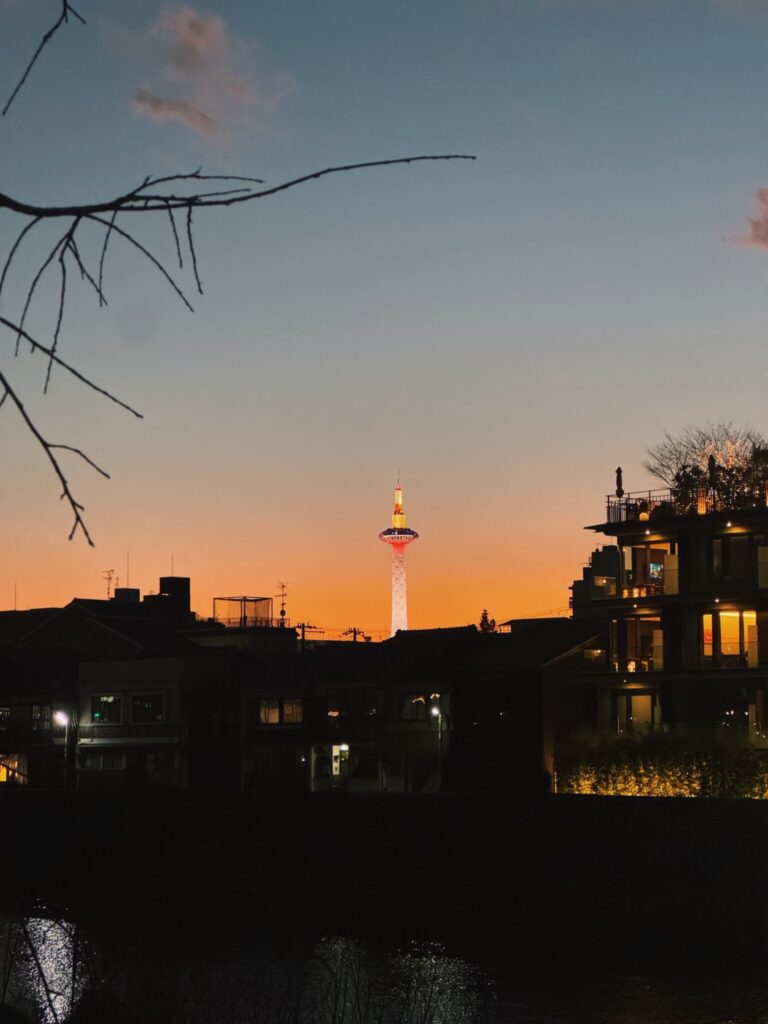 僕は鴨川でサンドイッチが食べたい。編集後記「京都、ローカルガイド」取材終わりにもまた、吸い込まれるように鴨川に来てしまいました。マジックアワーの京都タワーがノスタルジックです。五条大橋を下がったあたりから撮影。Processed with VSCO with c1pro preset