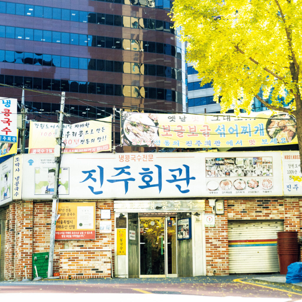 146_p048-055_名店の味_08 | 入り口はこちら。夏場の昼時は大行列必至。開店時間が狙い目かも。 146_p048-055_名店の味_08 | 入り口はこちら。夏場の昼時は大行列必至。開店時間が狙い目かも。