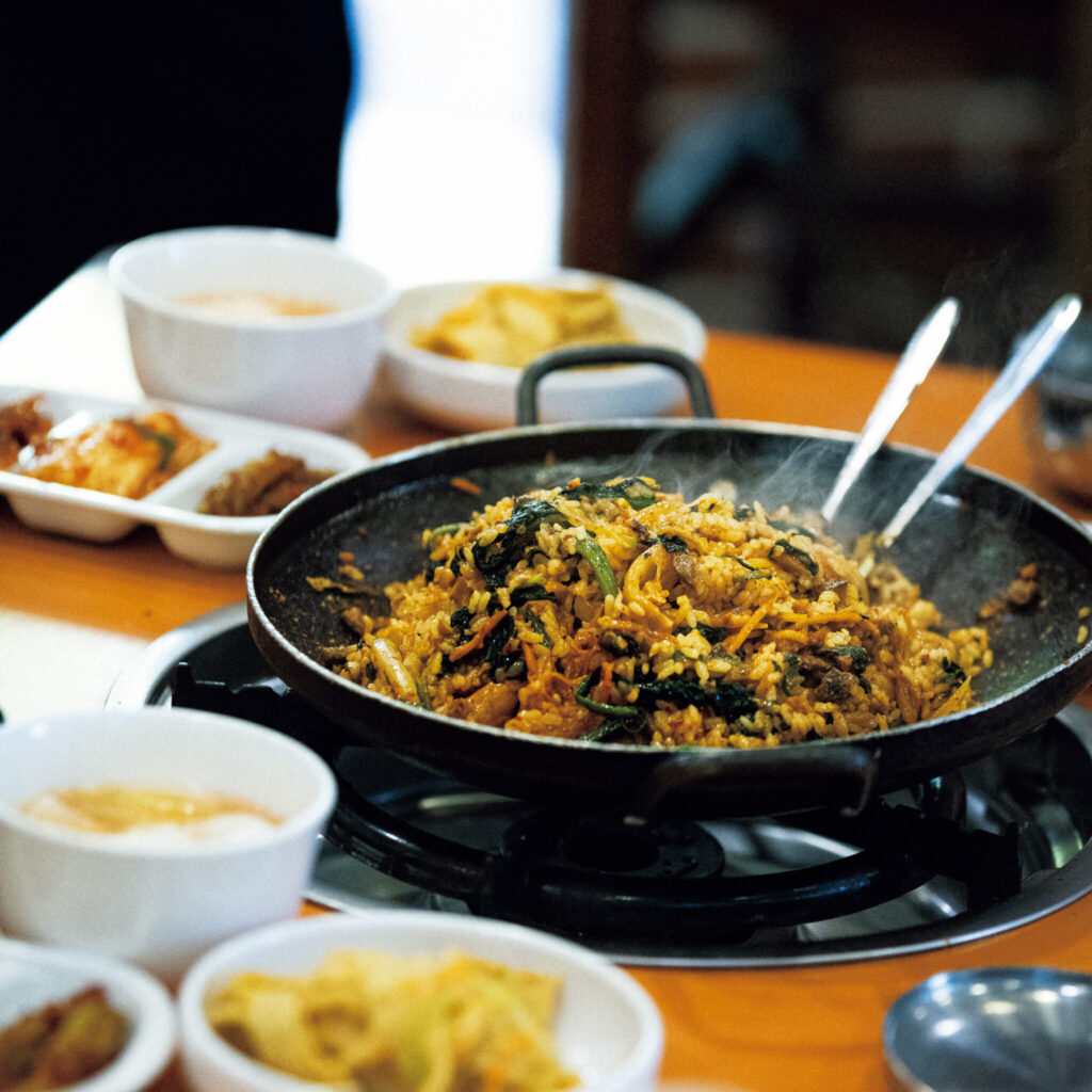 146_p048-055_名店の味_07 | 目の前で作ってくれるキムチチャーハン11,000W。具材は牛肉、椎茸、人参、玉ねぎ、ほうれん草。いいお味で、またすぐ食べたい。 146_p048-055_名店の味_07 | 目の前で作ってくれるキムチチャーハン11,000W。具材は牛肉、椎茸、人参、玉ねぎ、ほうれん草。いいお味で、またすぐ食べたい。