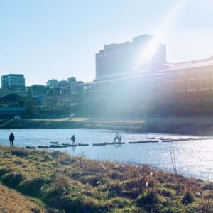 人を引き寄せる、ゆるやかな水辺のリズム。京都・鴨川、ローカルガイド。 | 夷川飛び石 きらめく川面を眺めていると、せわしない気持ちがいつの間にか凪いでいく。天気のいい日に人々がぴょんぴょんと飛び石をつたって川を渡る光景は、このエリアの風物詩だ。なかには千鳥や船をかたどった石もあり、大人も童心にかえっている。「川が流れる街は少なくないけれど、鴨川はどこか特別。大きなサードプレイスのように開かれた河川敷の雰囲気や、対岸がすぐそばに見えるサイズ感がちょうどいい。川そのものだけでなく、川から遠くに望む北の山々も景色の奥行きを感じさせてくれて好きなんです」と酒向さん。吸い寄せられるように、時間が許せば川沿いを歩いてしまうという。「コーヒーを片手にリラックスして。そんな時間を大切にしています」 人を引き寄せる、ゆるやかな水辺のリズム。京都・鴨川、ローカルガイド。 | 夷川飛び石 きらめく川面を眺めていると、せわしない気持ちがいつの間にか凪いでいく。天気のいい日に人々がぴょんぴょんと飛び石をつたって川を渡る光景は、このエリアの風物詩だ。なかには千鳥や船をかたどった石もあり、大人も童心にかえっている。「川が流れる街は少なくないけれど、鴨川はどこか特別。大きなサードプレイスのように開かれた河川敷の雰囲気や、対岸がすぐそばに見えるサイズ感がちょうどいい。川そのものだけでなく、川から遠くに望む北の山々も景色の奥行きを感じさせてくれて好きなんです」と酒向さん。吸い寄せられるように、時間が許せば川沿いを歩いてしまうという。「コーヒーを片手にリラックスして。そんな時間を大切にしています」