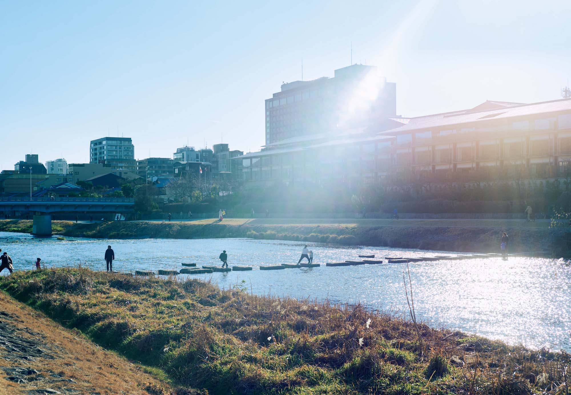 人を引き寄せる、ゆるやかな水辺のリズム。京都・鴨川、ローカルガイド。前編