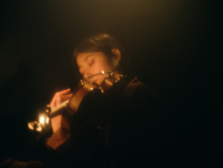 photo_igaki-750×563 | 音楽家、作曲家・イガキアキコ。ヴァイオリンを軸に映像や舞台作品へ楽曲提供を行うほか、国内外で即興性を活かした演奏をする。