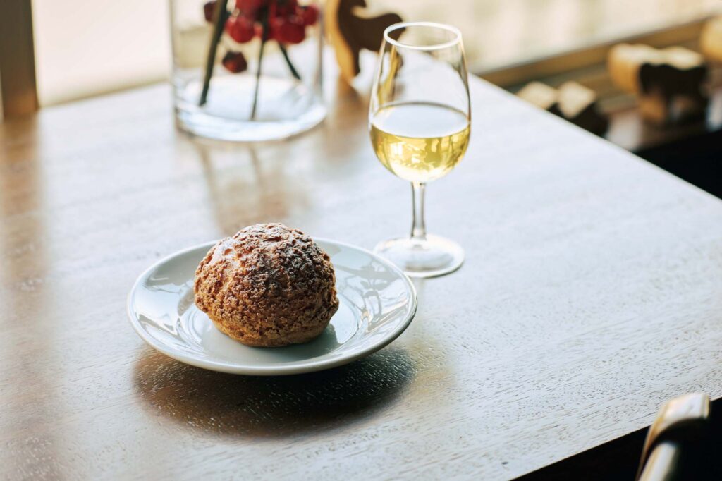 メトン 2025年2月、仁王門通に溶け込む古いビルの2 階にオープンした『メトン』 (京都市左京区大菊町102) 。市内の焼き菓子店やワインダイニングで製菓の経験を積んだ山下めぐみさんが、「お菓子に合わせてお酒でも、コーヒーでも」と自由なスタイルを提案する。注文を受けた後にラムをきかせたカスタードクリームを詰めるシュークリーム (￥550) には、フランスの甘口ワイン (￥1,200) を。窓からは通り名の由来となった、頂妙寺の仁王門が眺められる。 | メトン 2025年2月、仁王門通に溶け込む古いビルの2 階にオープンした『メトン』（京都市左京区大菊町102）。市内の焼き菓子店やワインダイニングで製菓の経験を積んだ山下めぐみさんが、「お菓子に合わせてお酒でも、コーヒーでも」と自由なスタイルを提案する。注文を受けた後にラムをきかせたカスタードクリームを詰めるシュークリーム（￥550）には、フランスの甘口ワイン（￥1,200）を。窓からは通り名の由来となった、頂妙寺の仁王門が眺められる。