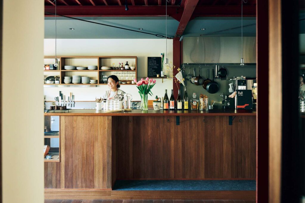 細くて薄暗い階段を上がった先、クラシックなカウンターの裏からいつもはじけるような笑顔で迎えてくれる山下さん。花モチーフのオブジェが愛らしく潜む店内に、この日は「いちばん好きな花」というチューリップも。