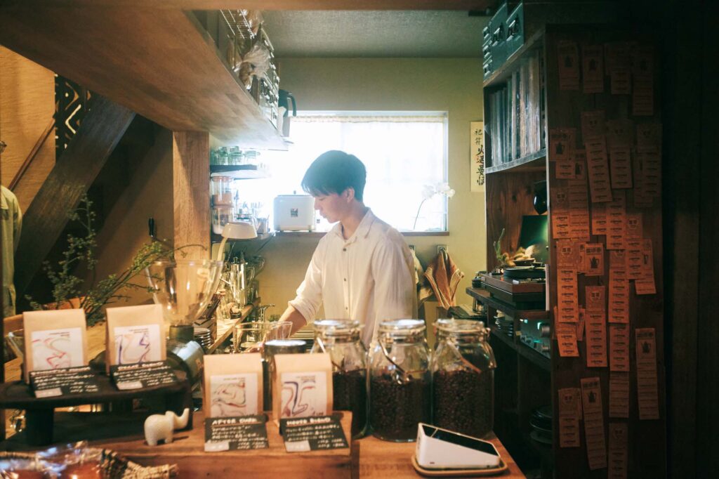 コンパクトかつ機能的に作られた店内に立つのは、五条坂『市川屋珈琲』で学んだ大野夏央澄さん。直火式で毎朝焙煎する、豊かなコクがありながら後味がきれいなコーヒーを、ネルドリップで淹れてくれる。カップは手や口の当たりが優しい、〈アラビア〉のヴィンテージを採用。酒向さんいわく「手土産にコーヒー豆を購入することが多いのですが、こちらはおいしいデカフェがあ るのも魅力ですね」。修業先で体得した季節のフルーツサンド (￥1,150～) も人気。月・火曜はモーニングプレートあり。 | コンパクトかつ機能的に作られた店内に立つのは、五条坂『市川屋珈琲』で学んだ大野夏央澄さん。直火式で毎朝焙煎する、豊かなコクがありながら後味がきれいなコーヒーを、ネルドリップで淹れてくれる。カップは手や口の当たりが優しい、〈アラビア〉のヴィンテージを採用。酒向さんいわく「手土産にコーヒー豆を購入することが多いのですが、こちらはおいしいデカフェがあ
るのも魅力ですね」。修業先で体得した季節のフルーツサンド（￥1,150～）も人気。月・火曜はモーニングプレートあり。