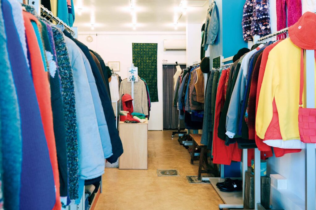 <b>ラビット古着店</b> 北欧中心のヴィンテージの器を扱ってきた仁王門の『ソイル』が、移転し『ラビット古着店』 (京都市上京区桝屋町353‒3) に。店主・仲平誠さんが注目するのは、フィンランドやバルト三国の服。色使いやデザインに絶妙な〝ダサさ〞がある愛すべきレディスウェアをブランドによらず買い付け、日本人が取り入れやすいサイズ感でセレクトしている。ボリューミーな陳列は「昔のブティックのイメージで、誰でも入りやすいように」。酒向さんも「グローブやソックス、バッグやブローチなどもひとくせあって見逃せません」と推薦。