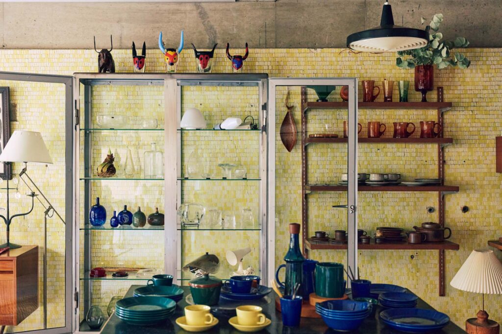 <b>フォーム 歩く鳥</b> 2023年から冷泉通で営業する北欧雑貨店『歩く鳥』のスピンオフとして、『フォーム 歩く鳥』 (京都市左京区聖護院蓮華蔵町46 B‒101) が誕生。エリック・ホグランの希少なアートピースや、〈イッタラ〉のヴィンテージの器、ドイツの陶器・ガラス作品など、国や時代をミックスさせながらフォーム (形) の魅力を追求した品が並ぶ。店主の八尋鶉さん自ら図面を引いてヴィンテージマンションの一室をリノベーションした際、壁の中から現れたのは昭和期のモザイクタイル。年月を重ねた淡い輝きが、個性豊かなアイテムに寄り添う。