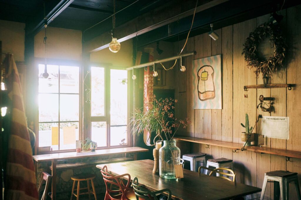 人を引き寄せる、ゆるやかな水辺のリズム。京都・鴨川、ローカルガイド。後編 | 東京・渋谷から移転して10年、この地にすっかり馴染んだ『ミーミーミー コーヒーハウス』（上京区上之町210）でモーニング。「〝ミーミーミーワールド〞と呼びたくなる、温かみ
のある空間。店主のユーモアを感じるグッズも素敵」