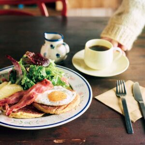 人を引き寄せる、ゆるやかな水辺のリズム。京都・鴨川、ローカルガイド。後編 | 『ミーミーミー』での人気メニュー、ベーコン、エッグ、グリーンサラダとフルーツ添えのコーンミールパンケーキ（￥1,800）やフレンチトースト（￥1,600）など9 種。モーニングはすべてコーヒーやカフェラテなどのドリンク付き。