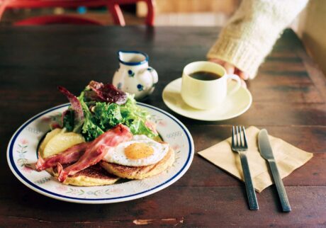 人を引き寄せる、ゆるやかな水辺のリズム。京都・鴨川、ローカルガイド。後編 | 『ミーミーミー』での人気メニュー、ベーコン、エッグ、グリーンサラダとフルーツ添えのコーンミールパンケーキ（￥1,800）やフレンチトースト（￥1,600）など9 種。モーニングはすべてコーヒーやカフェラテなどのドリンク付き。
