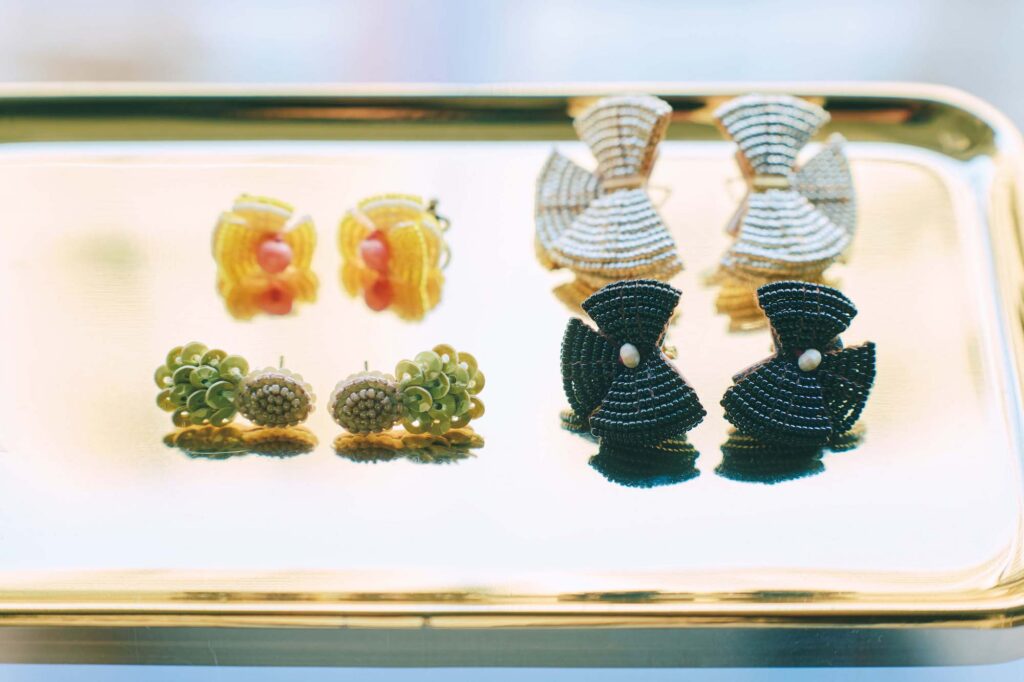 人を引き寄せる、ゆるやかな水辺のリズム。京都・鴨川、ローカルガイド。後編 | 『タマス京都店』（中京区清水町352‒3‒1F）では、ヴィンテー
ジのビーズやスパンコールを使って制作した繊細で独創的なアクセサリーが一堂に。デザインは数百種にものぼり、新作「Sony」シリーズなど、ネーミングもユニーク。