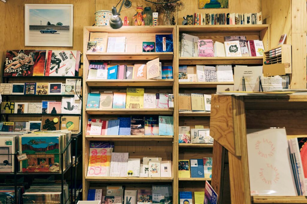 人を引き寄せる、ゆるやかな水辺のリズム。京都・鴨川、ローカルガイド。後編 | 取り扱いは新刊書を中心に、ZINEからレコードまで。新しいカルチャーとの出合いが待つ、堀部篤史さんの独立系書店『誠光社』（上京区俵屋町437）。「友人と入店して、それぞれが興味ある本を手に取り、何を買ったかを話すのが楽しい」