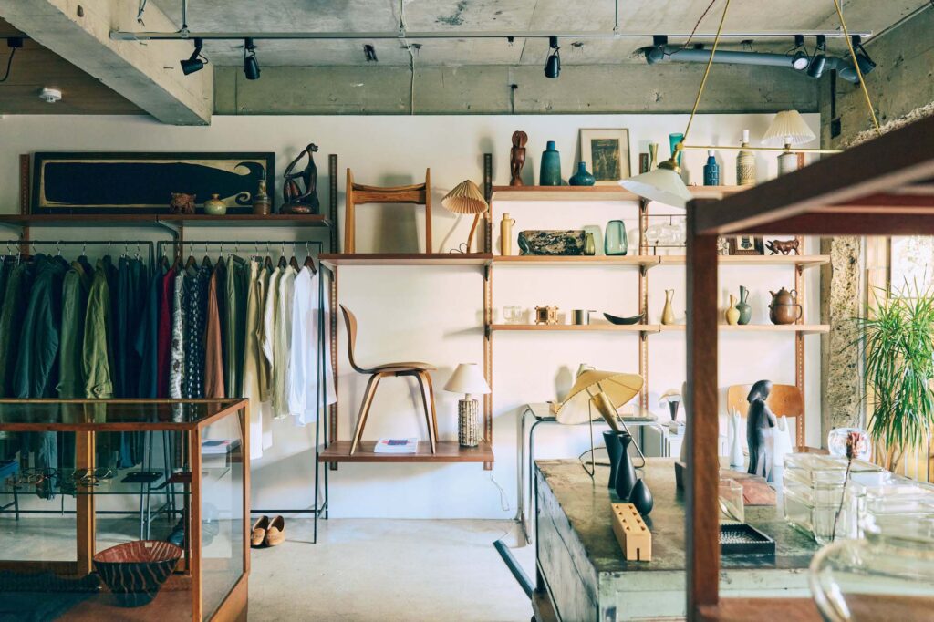 人を引き寄せる、ゆるやかな水辺のリズム。京都・鴨川、ローカルガイド。後編 | 昼間は自然光に優しく照らされ、夜は照明や並ぶアイテムの豊かな陰影が生まれる『フォーム 歩く鳥』。北欧に加えてドイツやアメリカなどのアイテムが並び、凛とした世界観を帯びている。今後は家具の扱いにも力を入れる予定。