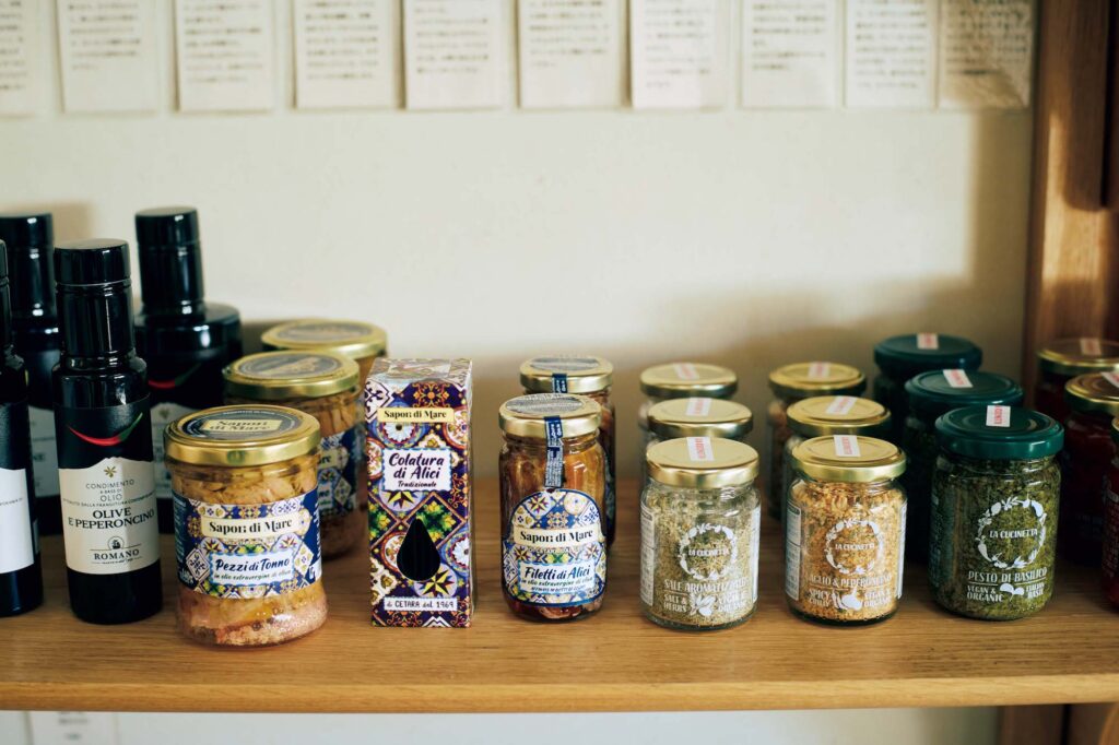 人を引き寄せる、ゆるやかな水辺のリズム。京都・鴨川、ローカルガイド。後編 | 『マニーナ』では、母体であるレストラン『チェンチ』で愛用する品を中心にオリーブオイルやアンチョビ、パスタといった上質なイタリア食材がそろう。「手土産を買いに来たつもりが、目移りしてしまい、自分用にも欲しくなります」