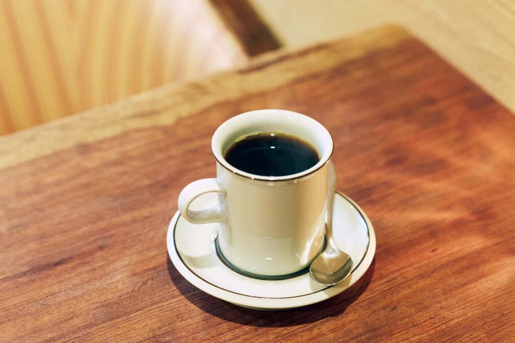 人を引き寄せる、ゆるやかな水辺のリズム。京都・鴨川、ローカルガイド。後編 | 『ロブ コーヒーハウス』のブレンド（￥700）。コーヒー豆を粗めに挽き、たっぷりの量を使ってネルで抽出することで、丸みがある味わいで香り高い一杯が生まれる。気に入ったら、パッケージも素敵なコーヒー豆（￥1,400～）をお土産に。