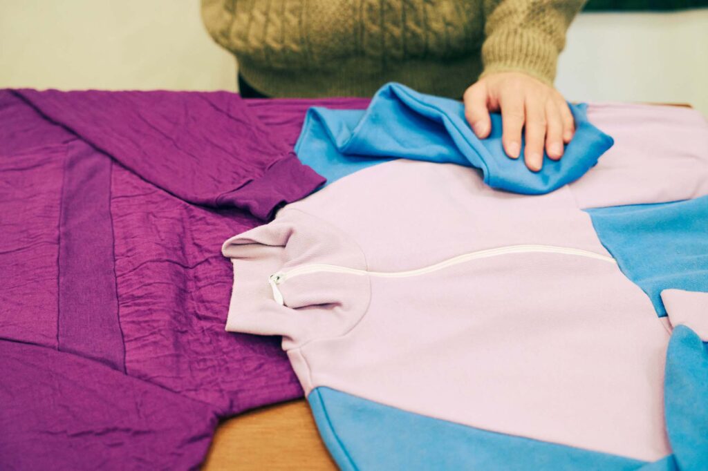 人を引き寄せる、ゆるやかな水辺のリズム。京都・鴨川、ローカルガイド。後編 | 『ラビット古着店』の早春のおすすめは、フィンランドやロシアのトラックジャケットやカットソー。現行品ではまず見つからない、ファンシーな色使いや素朴な素材感に気持ちが上がる。一点取り入れるだけで着こなしが新鮮に。