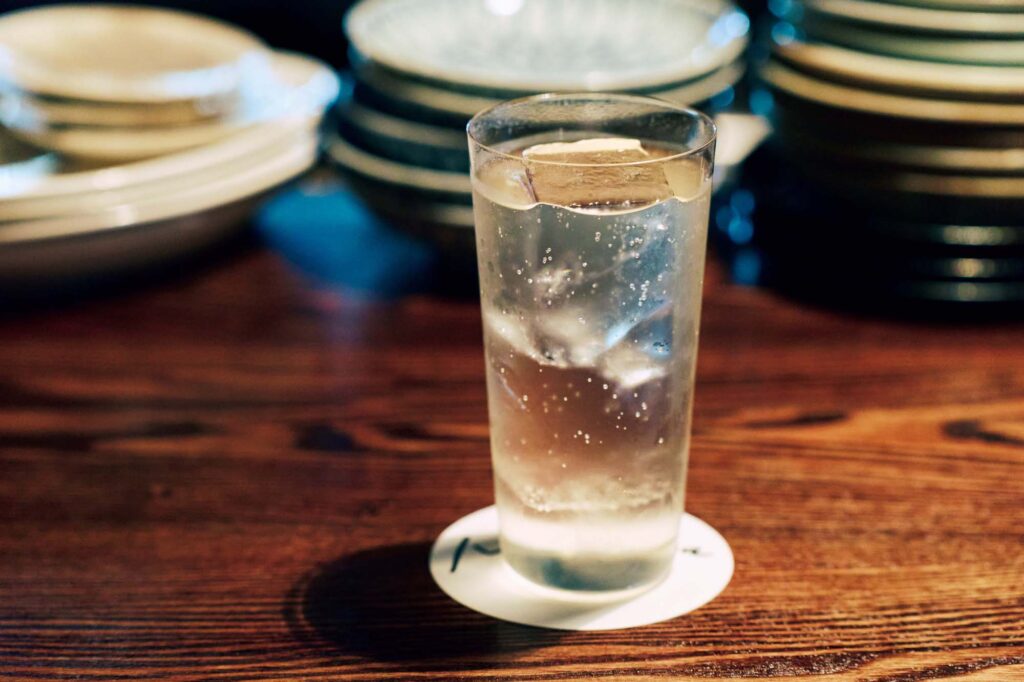 人を引き寄せる、ゆるやかな水辺のリズム。京都・鴨川、ローカルガイド。後編 | 酒向さんが『森田倶楽部』でいつもオーダーするのはハイボール（￥900～）。「縦長の氷を使って、美しい所作で作ってくれ、飾らないのにハッとするおいしさ。薄張りグラスを片手に、カウンターで話し込んで時間を忘れてしまいます」