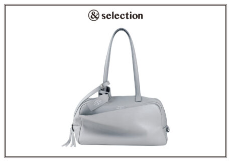 〈バレンシアガ〉で見つけたバッグは、さりげない刻印とミニマムなフォルムが魅力。