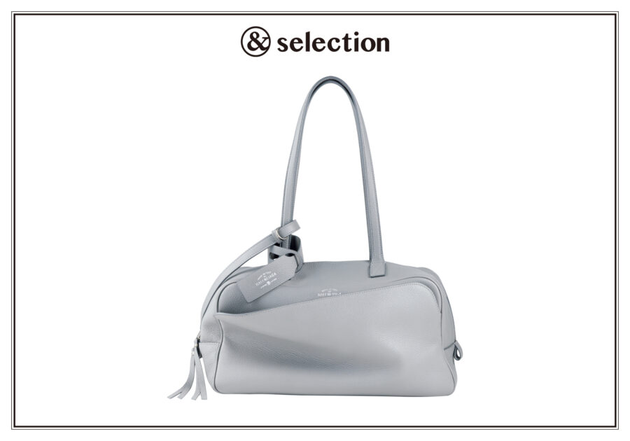 〈バレンシアガ〉で見つけたバッグは、さりげない刻印とミニマムなフォルムが魅力。 〈バレンシアガ〉で見つけたバッグは、さりげない刻印とミニマムなフォルムが魅力。