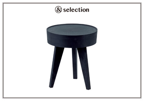 無垢材を黒染めした、重厚感のある〈佐々木家具造形研究所〉のサイドテーブル。