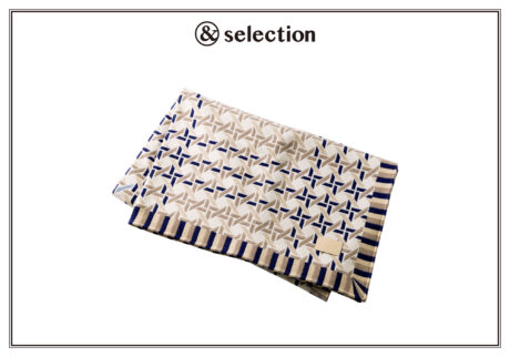 〈ディオール メゾン〉のシンボルを再解釈した、大胆なグラフィックが目を引くブランケット。