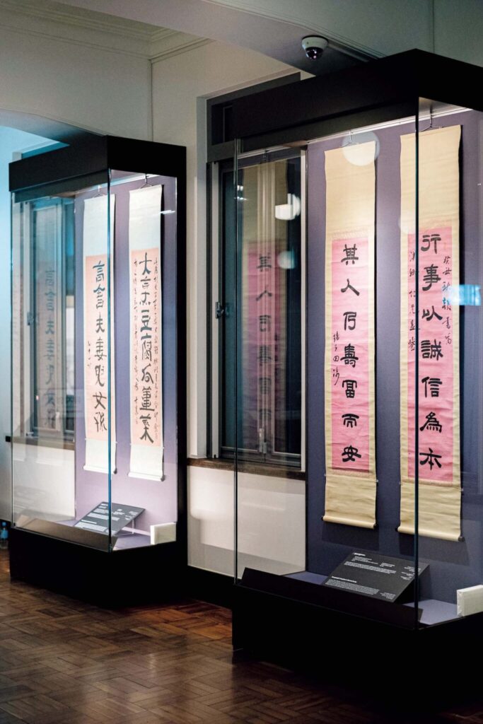 ソウルの古い街並みが残る地、城北洞 (ソンブクドン) で路地に佇む小さな店巡り。前編 | 1446年公布のハングル創
製の目的や使用法をまとめた「訓民正音解例本(フンミンジョンウムヘレボン)」の原本や、巨匠による風俗画や書画も多数所蔵。 ソウルの古い街並みが残る地、城北洞 (ソンブクドン) で路地に佇む小さな店巡り。前編 | 1446年公布のハングル創
製の目的や使用法をまとめた「訓民正音解例本(フンミンジョンウムヘレボン)」の原本や、巨匠による風俗画や書画も多数所蔵。