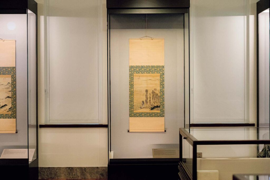 ソウルの古い街並みが残る地、城北洞 (ソンブクドン) で路地に佇む小さな店巡り。前編 | 1446年公布のハングル創
製の目的や使用法をまとめた「訓民正音解例本(フンミンジョンウムヘレボン)」の原本や、巨匠による風俗画や書画も多数所蔵。 ソウルの古い街並みが残る地、城北洞 (ソンブクドン) で路地に佇む小さな店巡り。前編 | 1446年公布のハングル創
製の目的や使用法をまとめた「訓民正音解例本(フンミンジョンウムヘレボン)」の原本や、巨匠による風俗画や書画も多数所蔵。