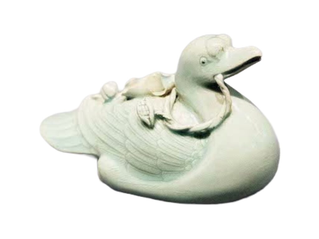 ソウルの古い街並みが残る地、城北洞 (ソンブクドン) で路地に佇む小さな店巡り。前編 | 鴨が蓮の茎をくわえる姿を表した「青磁鴨形硯滴
」。 ソウルの古い街並みが残る地、城北洞 (ソンブクドン) で路地に佇む小さな店巡り。前編 | 鴨が蓮の茎をくわえる姿を表した「青磁鴨形硯滴
」。