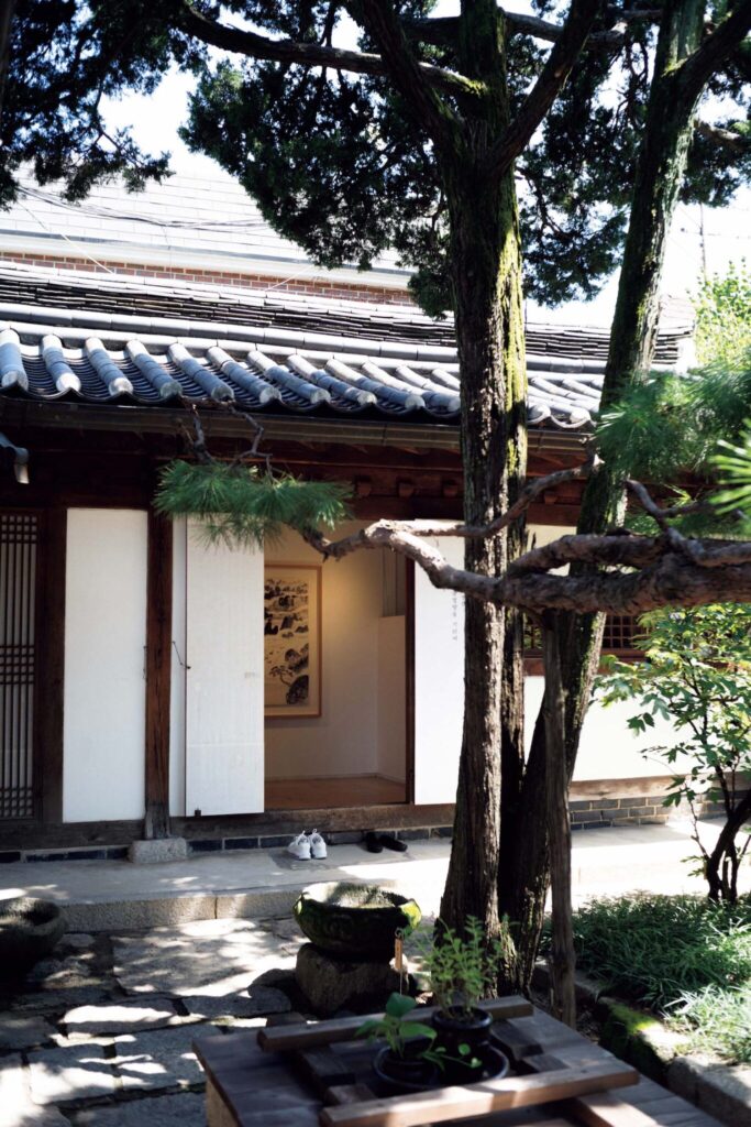 ソウルの古い街並みが残る地、城北洞 (ソンブクドン) で路地に佇む小さな店巡り。前編 | 窓枠や韓紙を張った床など、伝統的な意匠や木製家具、白磁の壺なども見どころ。陶磁器、工芸品や民芸品にも関心を寄せ、国立中央博物館の館長を務めたチェ・スヌの審美眼が感じられる。 ソウルの古い街並みが残る地、城北洞 (ソンブクドン) で路地に佇む小さな店巡り。前編 | 窓枠や韓紙を張った床など、伝統的な意匠や木製家具、白磁の壺なども見どころ。陶磁器、工芸品や民芸品にも関心を寄せ、国立中央博物館の館長を務めたチェ・スヌの審美眼が感じられる。