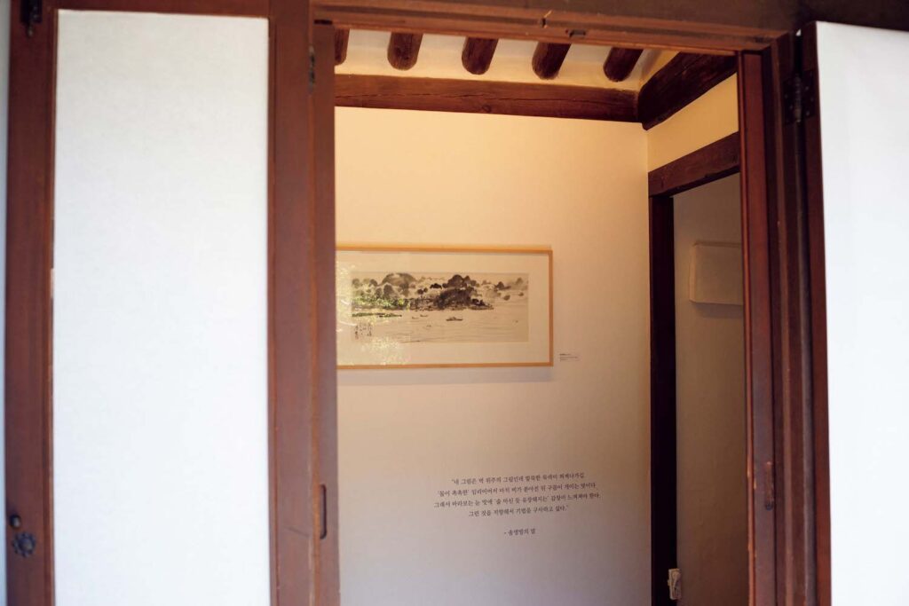 ソウルの古い街並みが残る地、城北洞 (ソンブクドン) で路地に佇む小さな店巡り。前編 | 窓枠や韓紙を張った床など、伝統的な意匠や木製家具、白磁の壺なども見どころ。陶磁器、工芸品や民芸品にも関心を寄せ、国立中央博物館の館長を務めたチェ・スヌの審美眼が感じられる。 ソウルの古い街並みが残る地、城北洞 (ソンブクドン) で路地に佇む小さな店巡り。前編 | 窓枠や韓紙を張った床など、伝統的な意匠や木製家具、白磁の壺なども見どころ。陶磁器、工芸品や民芸品にも関心を寄せ、国立中央博物館の館長を務めたチェ・スヌの審美眼が感じられる。