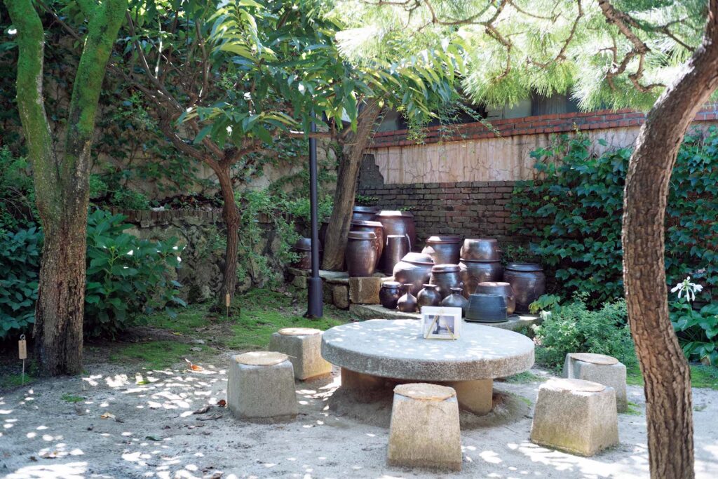 ソウルの古い街並みが残る地、城北洞 (ソンブクドン) で路地に佇む小さな店巡り。前編 | 木や花が植えられた庭を囲むように、ロの字に建てられているのが特徴的。 ソウルの古い街並みが残る地、城北洞 (ソンブクドン) で路地に佇む小さな店巡り。前編 | 木や花が植えられた庭を囲むように、ロの字に建てられているのが特徴的。